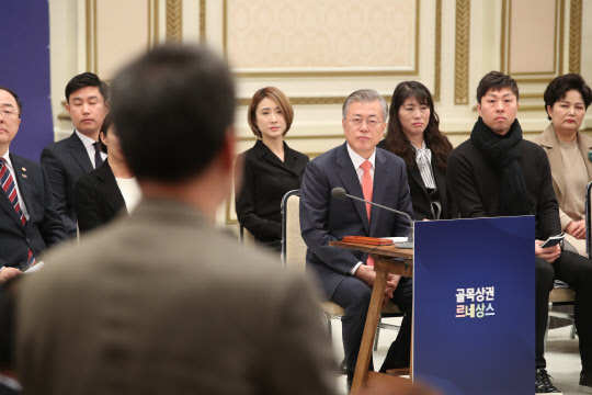 자영업자 부른 靑 문재인 대통령이 14일 오전 청와대 영빈관에서 열린 자영업·소상공인과 대화에서 한 자영업자의 발언을 듣고 있다. 이날 만남은 중소·벤처기업, 대·중견기업, 혁신벤처기업에 이은 경제계와의 4번째 소통자리로 소상공인연합회 등 36개 관련 단체와 자영업자 등 총 157명이 참석했다.   연합뉴스